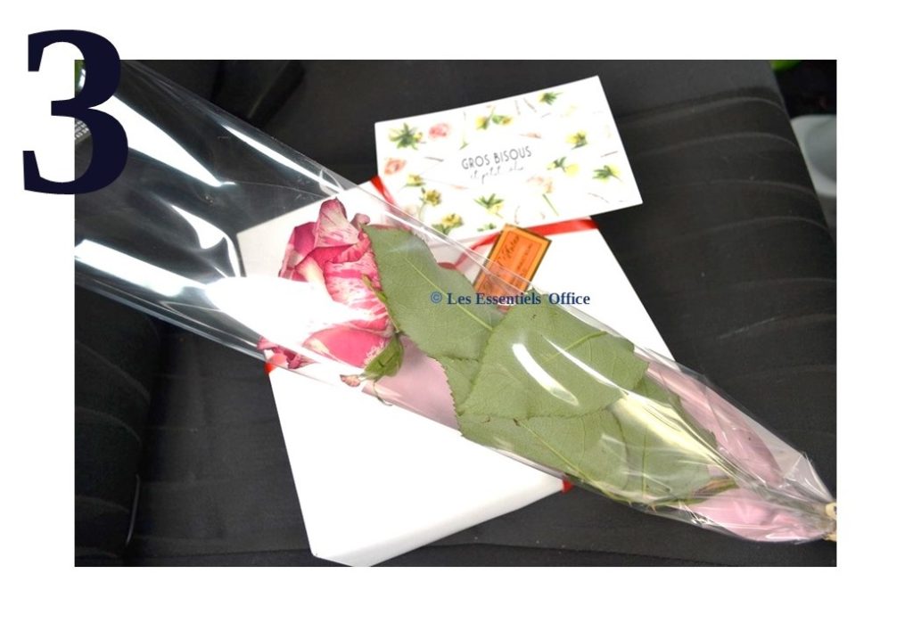 Achats et livraison cadeaux rose et gâteaux