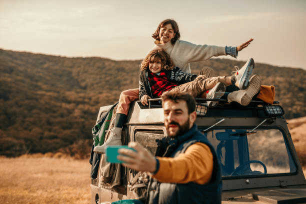 Famille couple et enfant sur 4x4 en vacances en voyage insolite