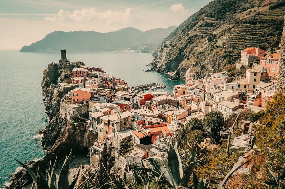 Voyage visite d'un village typique et charmant. En montagne et près de la mer